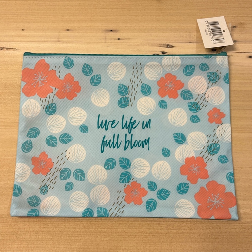 Thrive Causmetics makeup bag